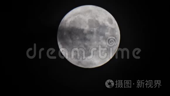 神秘的夜空与满月戏剧性的云彩在月光下从满月。