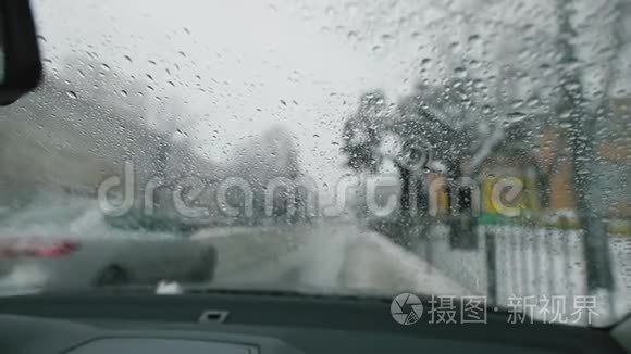 冬天挡风玻璃雨刷会刮坏车窗视频