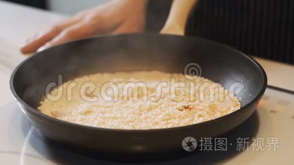 厨师烹饪黄色米兰意大利饭视频