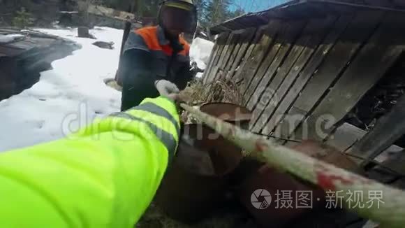 伐木工人开始用绳子砍木头视频