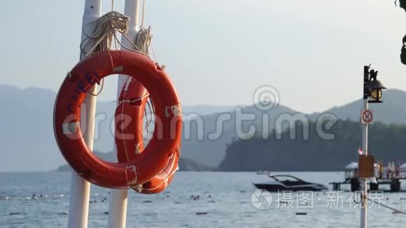 海洋和山脉背景下的救生圈视频