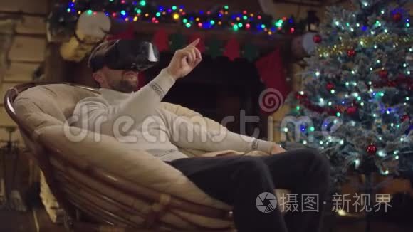 圣诞夜戴虚拟现实眼镜的男人视频