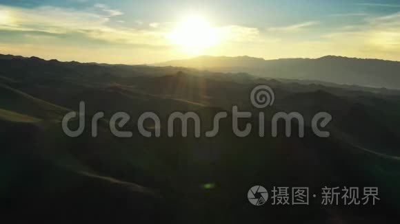 日落时约尔谷的山景