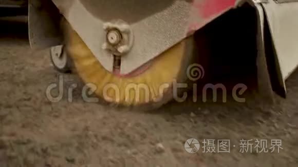 机械刷清理道路并准备喷洒沥青视频