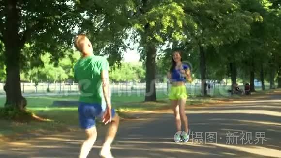 健康的运动员跑步后饮水视频