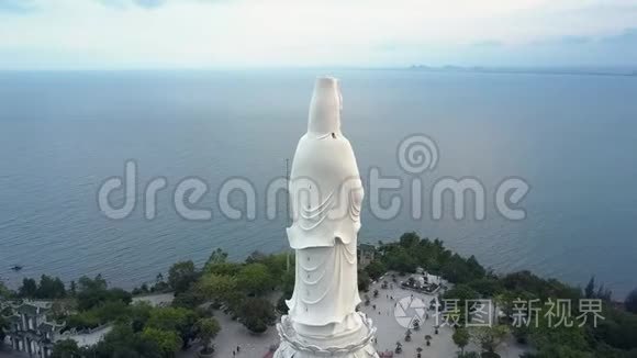 大洋海岸上圆形巨大的白色佛像视频