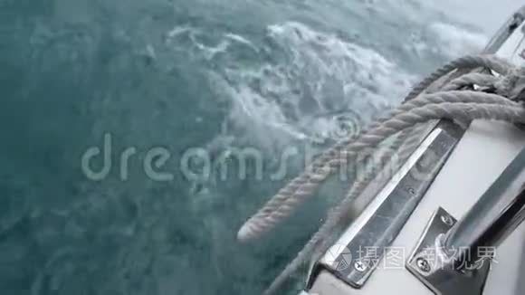 台湾日月湖上游船船头流出的水视频