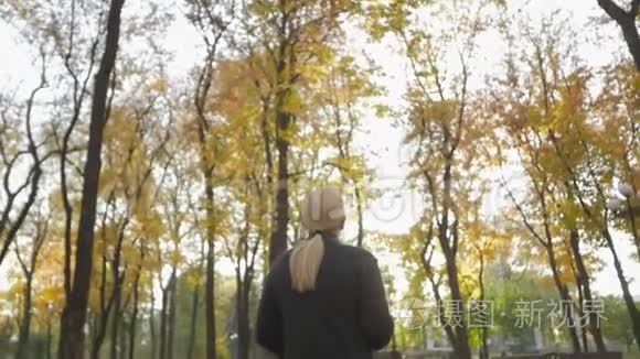 现在 是秋天的时候 秋天公园的一位老妇人从地板上收集落叶 Mov格式视频下载 正版视频编号02tiar 摄图新视界视频库 现在 是秋天的时候 秋天公园的一位老妇人从地板上收集落叶 Mov格式视频下载 正版视频编号02tiar 摄图新视界视频库