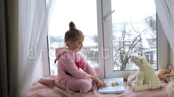 女孩坐在窗台上看书