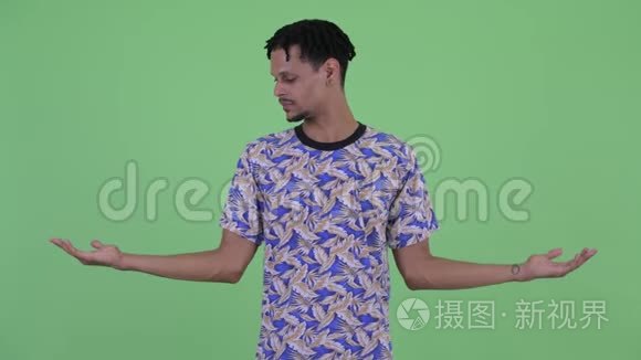 快乐的年轻英俊的非洲男人视频