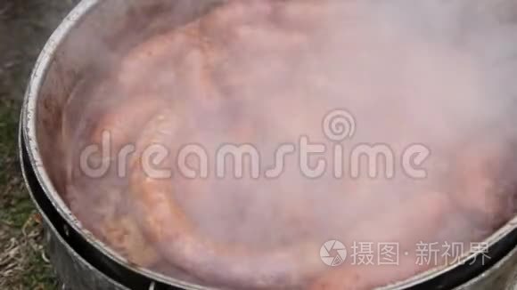 厨师正在吃自制的香肠和烧烤视频
