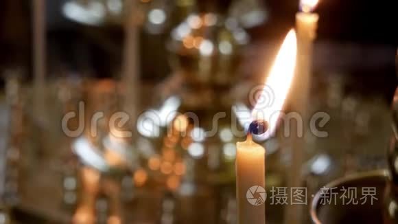 在东正教教堂的烛台上点燃蜡烛