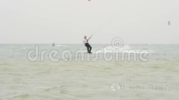 年轻人在海洋上玩风筝，极限夏季运动高清，慢动作