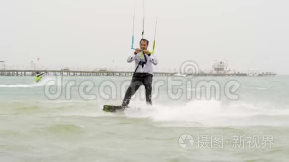 年轻人在海洋上玩风筝，极限夏季运动高清，慢动作