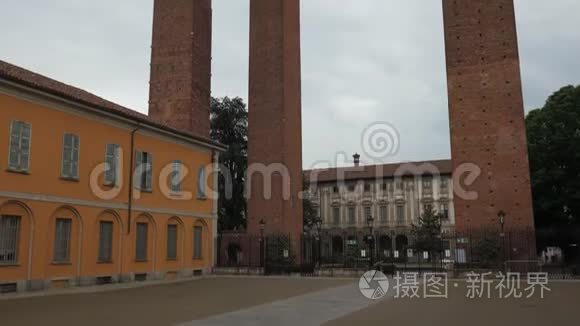 从意大利帕维亚的大学庭院中看到中世纪的塔楼