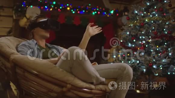 圣诞夜虚拟现实耳机里的年轻人视频