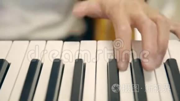 音乐家演奏键盘的手视频