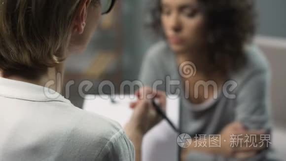 焦虑的女性患者与心理学家谈论她的家庭问题