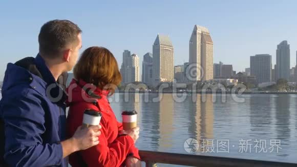 可爱的情侣在圣地亚哥喝咖啡视频