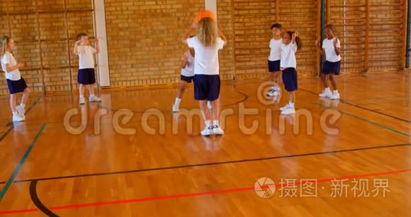 篮球教练在篮球场上为学生教授篮球