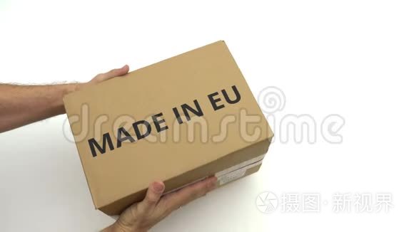 男人拿着用欧盟文字制作的纸箱视频