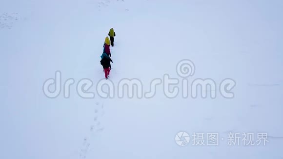 鸟瞰雪坡上的一群游客