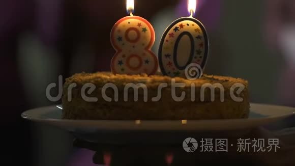 朋友向微笑的老太太赠送生日蛋糕，庆祝气氛