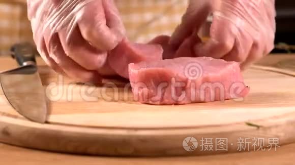 厨师戴一次性手套调味猪肉视频