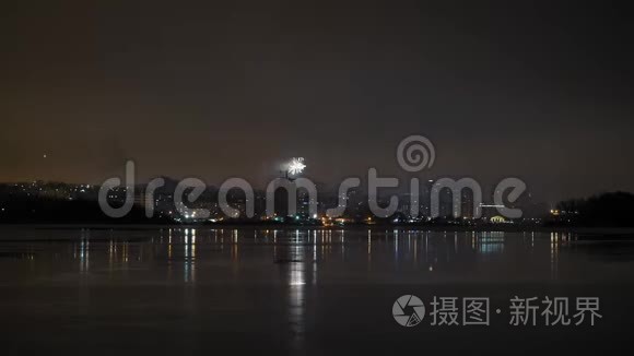 城市上空夜空中的烟花灯视频