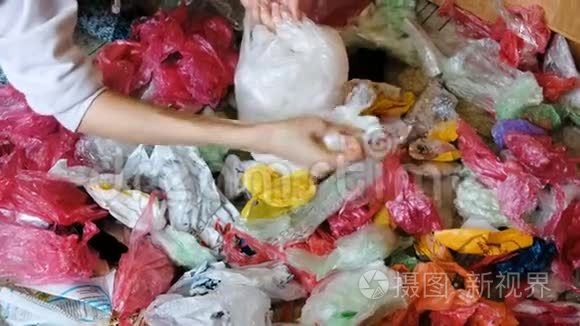 单独收集彩色塑料袋，分类回收女性手