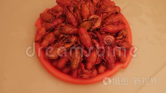 许多红煮小龙虾在盘子里视频