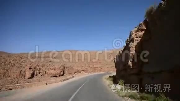 行驶在摩洛哥的达迪斯峡谷山谷.