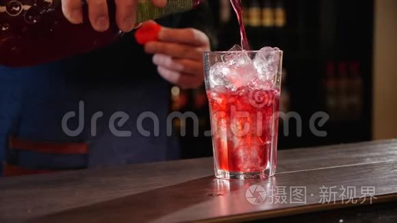 在酒吧用杯子把果汁倒在冰块上视频
