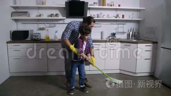 儿子帮单身父亲做家务视频