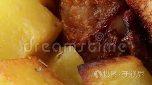 用烤土豆煮的鸡肉视频