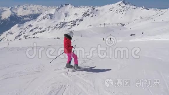 运动中的新手女滑雪者在一座山的斜坡上长转弯