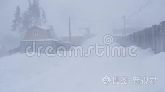 俄罗斯，2019年2月：暴风雪和大漂移。摇摆的乡间小路。