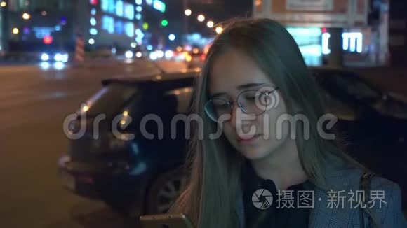 夜城背景下看电话的少女视频