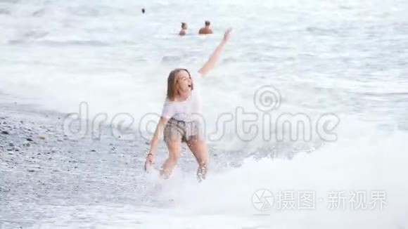 美丽的年轻女子玩着大海的浪花视频