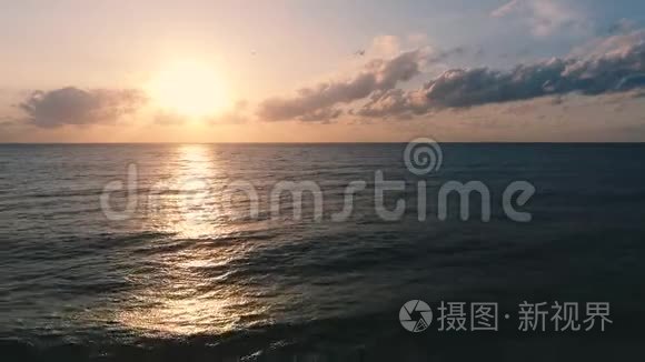 日出过海波和热带海滩.. 新的早晨。