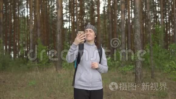 在森林里试图捕捉移动信号的年轻女子