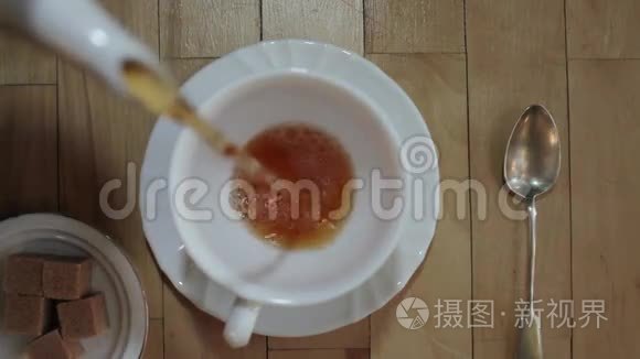 茶倒在杯子里