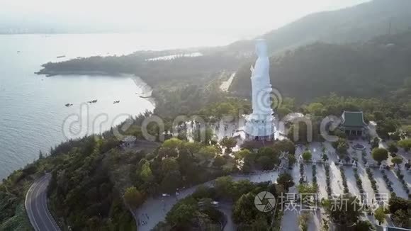 空中全景巨大佛像附近寺庙房屋视频