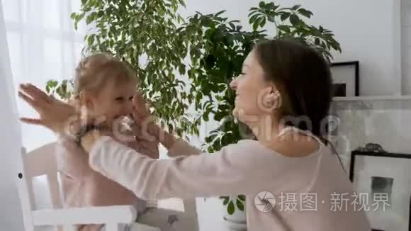 妈妈和女儿在室内玩拍手游戏视频