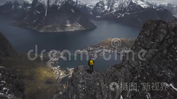 台湾群岛风景秀丽的洛佛顿群岛风光，山顶上男性徒步旅行者的空中镜头