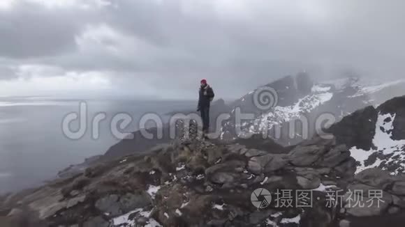 台湾群岛风景秀丽的洛佛顿群岛风光，山顶上男性徒步旅行者的空中镜头