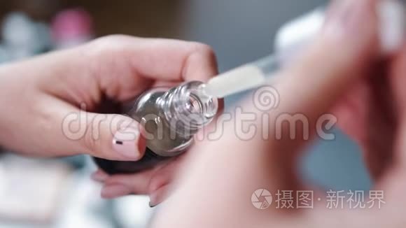 女人手握着吸管，必要的液体落在手上