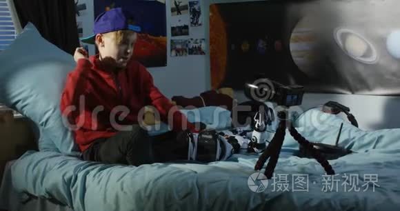 男孩玩具机器人的拍摄评论视频