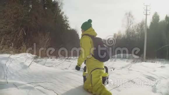 在大雪中行走的女生态学家视频
