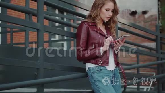 时尚的年轻女性在户外使用手机视频
